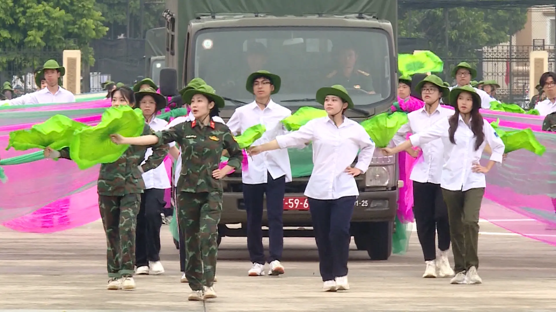 Học sinh, sinh viên Thủ đô tự hào góp sức ngày đại lễ